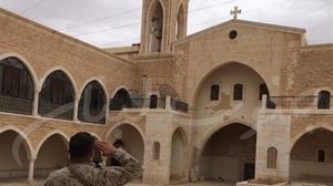مقاتل من حزب الله يحيي الصليب - موقع جنوب لبنان