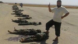 عنصر من النصرة يقف على جثث جنود النظام داخل المطار - تويتر