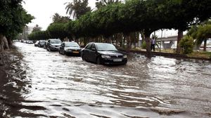 دعت السلطات لتوخي الحذر حيال السيول التي قد تنجم عن استمرار الأمطار الغزيرة - أ ف ب
