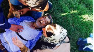 لاجئ أفغاني على حدود كرواتيا يسعفه صحفيون جراء إصابته بنوبة قلبية - تويتر