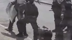 لقطة من الفيديو الذي يظهر اعتداء الشرطة الفلسطينية على أحد المتظاهرين - تويتر