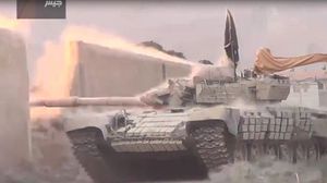 دبابة تابعة لجيش الإسلام تقف تجمعات قوات النظام في ضاحية الأسد ـ يوتيوب