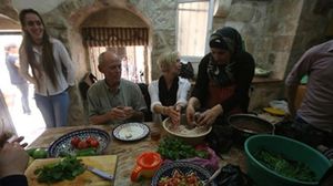 فاطمة قدومي تقوم بتعليم كيفية صنع الأطباق على الطريقة الفلسطينية في نابلس - أ ف ب