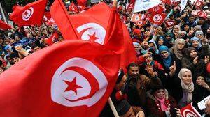 رفع العلم التونسي خلال مظاهرة