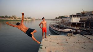 عراقيون يتدربون على السباحة قبل الهجرة لأوروبا ـ أ ف ب