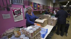 متطوعون يوزعون مساعدات غذائية في مركز في باريس - أ ف ب