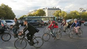 مواطنون على دراجات في باريس - أ ف ب