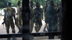القوات الخاصة في بوركينا فاسو تحاول تحرير رهائن احتجزهم مسلحون في مبنى- أ ف ب