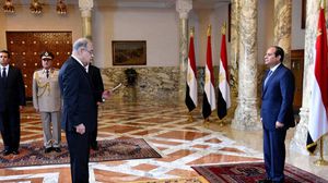 الحكومة المصرية الجديدة خلال تأدية اليمين - أ ف ب