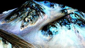 وجدت دلائل على جريان المياه خلال الصيف الماضي على المريخ - ناسا (تويتر)