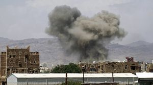 دخان بعد ضربات جوية لقوات التحالف على قاعدة جوية يسيطر عليها الحوثيون - أ ف ب