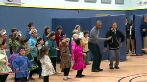 أوباما قام بأداء الرقصة التقليدية دون أخطاء تقريبا - يوتيوب
