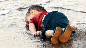الطفل الشهيد عيلان كردي.. والصورة التي أبكت العالم - وكالات
