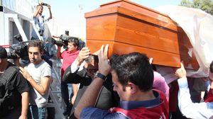 سوريون يشيعون جثمان الطفل السوري إيلان في كوباني - أ ف ب