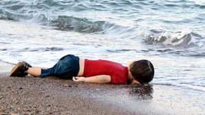 أثارت صورة جثة أيلان موجة تعاطف مع اللاجئين في جميع أنحاء العالم - تويتر