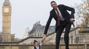 التركي سلطان كوسين أطول رجل في العالم مع النيبالي شاندرا باهادور في لندن - أ ف ب