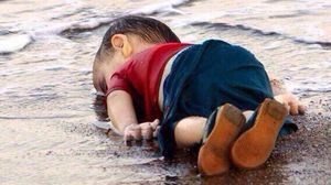 صورة الطفل الغريق هزت العالم لكن مئات الأطفال أحرقهم الأسد دون أن يشاهدهم أحد - تويتر