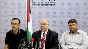مازن البنا (بالوسط) نائب رئيس سلطة المياه في قطاع غزة - الأناضول