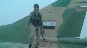 صورة متداولة لفتى من الثوار وهو يقف فوق طائرة عسكرية داخل المطار - تويتر