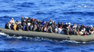 تكتظ القوارب المطاطية (البلمات) بعشرات اللاجئين