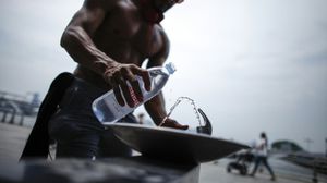رجل يتبرد بالمياه في مانهاتن - أ ف ب