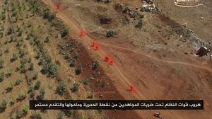 لحظة هروب عناصر قوات النظام في بلدة الحمرية التي سيطرت عليها فصائل "قادسية الجنوب" - يوتيوب