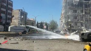 مخلفات التفجير الذي استهدف مبنى حزب الحرية والعدالة الحاكم في تركيا- تويتر