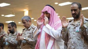أدى الأمير السعودي محمد بن سلمان بن عبد العزيز صلاة عيد الأضحى مع جنود تحالف دعم الشرعية باليمن- واس