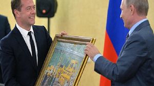 قدم بوتين الهدية لمدفيديف بعد جلسة مجلس الدولة الخاص بتشييد الجسر العملاق - أرشيفية