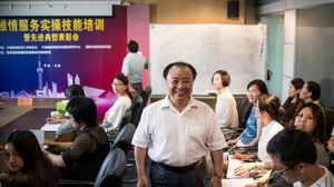 شو شين مدير مؤسسة ويكينغ خلال اجتماع مع الموظفين في شنغهاي في 8 تموز/يوليو 2016