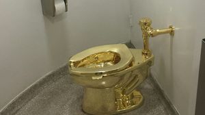 مرحاض مصنوع من الذهب الخالص من تصميم الفنان الايطالي ماوريتزيو كاتيلان في متحف غوغينهايم في نيويورك