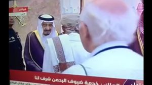 صافح عدد من الحجاج العرب العاهل السعودي الملك سلمان بن عبد العزيز - يوتيوب