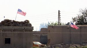 رفعت الوحدات الكردية العلم الأمريكي في تل أبيض في محاولة لثني الفصائل المدعومة من تركيا عن مهاجمتها 