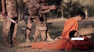 طفل يُعتقد أنه أوروبي يشارك في الإعدامات الجماعية لمتهمين بالعمالة للبيشمركة - يوتيوب