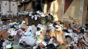 أرجعت البلدية تكدس النفايات إلى التحاق عشرات من عمالها بالقوات العسكرية