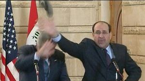 من المواقف المحرجة للرؤساء تعرض الرئيس بوش لحذاء الصحفي العراقي منتظر الزيدي- يوتيوب