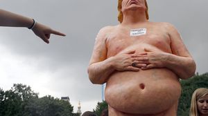 مجسم للرئيس الأمريكي دونالد ترامب يكشف بطنه المنتفخ وهو عار - أرشيفية