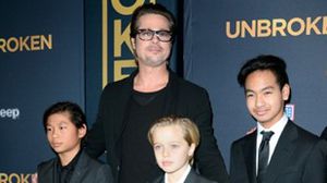 براد بيت مع ثلاثة من اطفاله خلال حضور افتتاح فيلم في كاليفورنيا