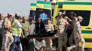 الإسعاف المصري ينقل جثث قتلى غرق المركب- تويتر