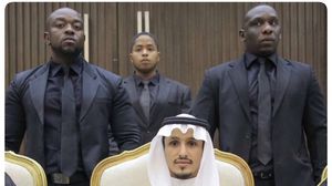 خالد الغامدي ظهير أيمن نادي النصر السعودي وخلفه الحرس الشخصي الذي استأجره بحفل الزفاف - تويتر