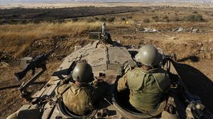 قوات إسرائيلية تصوب فوهة مدفع الدبابة باتجاه الأراضي السورية في الجولان- أرشيفية
