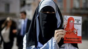 طالبت السعودية رعاياها في سويسرا بالالتزام بحظر ارتداء النقاب- أ ف ب