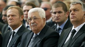 عباس خلال مشاركته في جنازة بيريز- أ ف ب