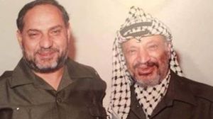 الحسيني في صورة تاريخية مع زعيم حركة فتح الراحل ياسر عرفات- أرشيفية