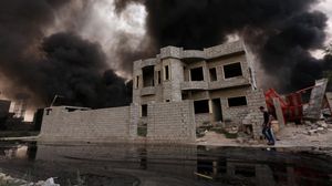 النفط الخام يجتاح أحياء بلدة القيارة جنوبي الموصل- أ ف ب