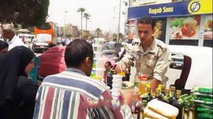 مجند يبيع منتجات الجيش الغذائية على إحدى البسطات