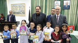 قال الكاتب إن "النماذج المنتقاة من الكتب الدراسية الفلسطينية تتحدث عن الفاتحين القادمين لتحرير الأقصى"- أرشيفية