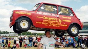 حقق جون إيفانز ( 70 عاما) رقما قياسيا بحمله أثقل سيارة على رأسه ويبلغ وزنها 159 كيلوغراما لمدة 33 ثانية- أرشيفية