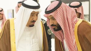 "رويترز" نقلت عن مسؤولين سعوديين نفيهم نية الملك سلمان التنازل عن الحكم لنجله- أرشيفية