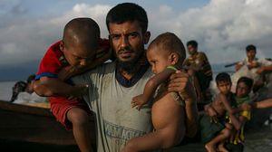 مسلم من الروهينغا فار بأطفاله من هجمات الجيش البورمي- جيتي